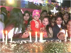 Christmas 2022: चर्च से बाजारों तक भीड़ ही भीड़... देशभर में धूमधाम से मनाया गया ईसा मसीह का बर्थडे, देखिए जश्न की तस्वीरें