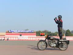 In Photos: BSF की सीमा भवानी ग्रुप की हिमांशु सिरोही ने 6 घंटे से ज्यादा खड़े होकर चलाई बाइक, देखें तस्वीरें