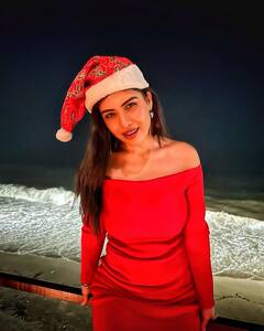 In Pics: नेहाचं भन्नाट ख्रिसमस सेलिब्रेशन; लाल रंगाचा ड्रेस अन् हॉट अदा