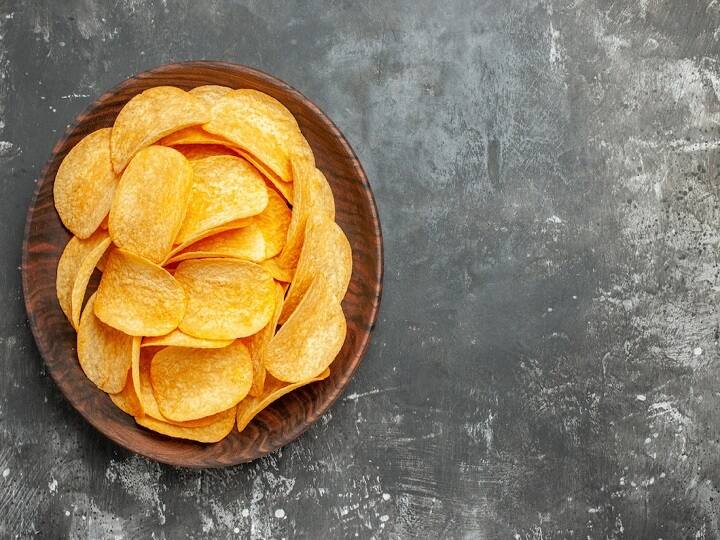 Potato Chips Business: अगर आप भी आलू के चिप्स का बिजनेस शुरू करने का प्लान बना रहे हैं तो हम आपको इस बिजनेस के डिटेल्स के बारे में जानकारी दे रहे हैं.(PC: Freepik)