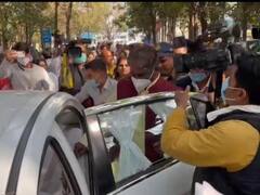 भोपाल में अस्पताल का निरीक्षण करने पहुंचे स्वास्थ्य मंत्री को संविदा स्वास्थ्यकर्मियों ने घेरा, पुलिस ने 9 को किया गिरफ्तार