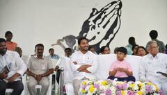 In Pics: క్రిస్మస్ వేడుకల్లో సీఎం జగన్, ఫ్యామిలీతో కలిసి కేక్ కటింగ్