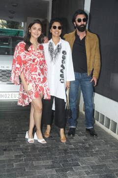 Christmas 2022: नीतू कपूर के साथ क्रिसमस लंच पर पहुंचीं Alia Bhatt, श्वेता-नव्या जैसे कई और सितारे भी दिखे