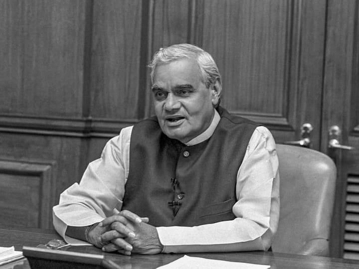 आज अटल बिहारी वाजपेयी यांच्या जयंतीनिमित्त या सिनेमाची पहिली झलक प्रेक्षकांच्या भेटीला आली आहे.