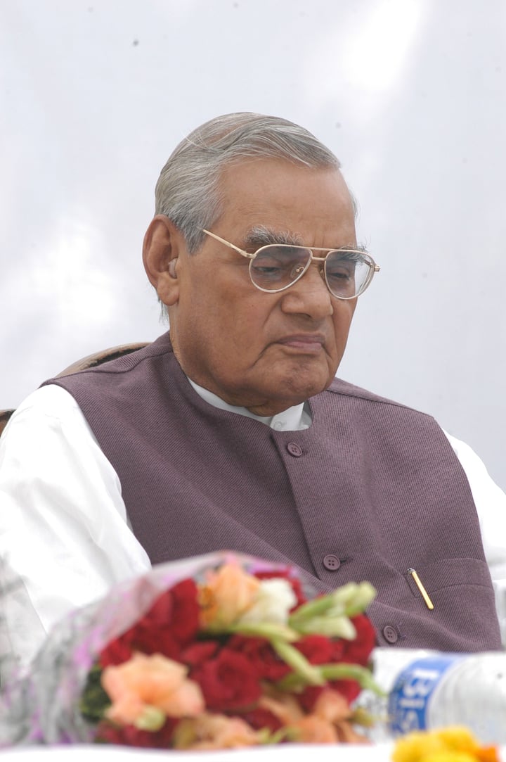 তাঁর রাজনৈতিক জীবনেও ছিল নানা ওঠানামা। ভারতীয় জন সঙ্ঘ হয়ে জনতা পার্টি হয়ে বিজেপি। জনতা পার্টি সরকারের বিদেশমন্ত্রী ছিলেন তিনি। তারপরে বিজেপি তৈরির সময় তিনি প্রথমসারির নেতা। হিন্দু নেতা হিসেবে পরিচিত হলেও বাকিদের তুলনায় অনেকটাই আলাদা ছিলেন অটল বিহারী বাজপেয়ী।