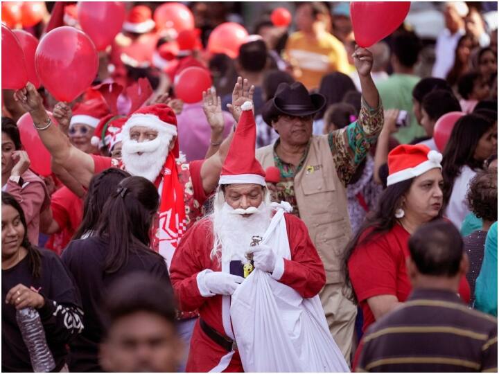 Christmas 2022: पूरी दुनिया में क्रिसमस का त्योहार धूमधाम से मनाया जा रहा है. भारत में भी क्रिसमस की धूम नजर आई. बाजारों में, चर्चों में लोगों की भीड़ दिखी. तस्वीरों में देखिए क्रिसमस का जश्न.