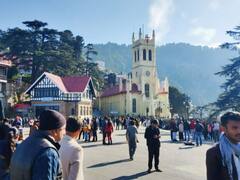 शिमला में व्हाइट क्रिसमस की उम्मीदों पर फिरा पानी, गुनगुनी धूप के बीच मजा ले रहे सैलानी