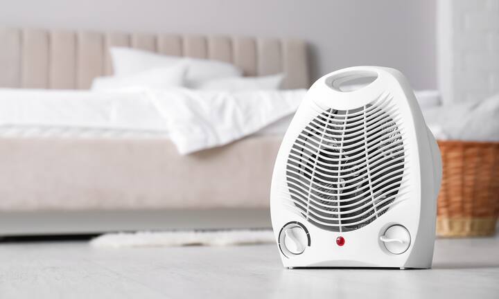 ਜੇ ਸੰਭਵ ਹੋਵੇ, ਤਾਂ ਰੂਮ ਹੀਟਰ, ਬਲੋਅਰ ਜਾਂ ਫਾਇਰਪਲੇਸ ਦੀ ਜ਼ਿਆਦਾ ਵਰਤੋਂ ਨਾ ਕਰੋ। ਜੇਕਰ ਤੁਸੀਂ ਅਜੇ ਵੀ ਕਮਰੇ 'ਚ ਇਨ੍ਹਾਂ ਸਭ ਦੀ ਵਰਤੋਂ ਕਰਦੇ ਹੋ ਤਾਂ ਕਮਰੇ 'ਚ ਪਾਣੀ ਦੀ ਇੱਕ ਬਾਲਟੀ ਜ਼ਰੂਰ ਰੱਖੋ। ਇਸ ਨਾਲ ਹਵਾ ਵਿਚ ਨਮੀ ਬਣੀ ਰਹੇਗੀ।