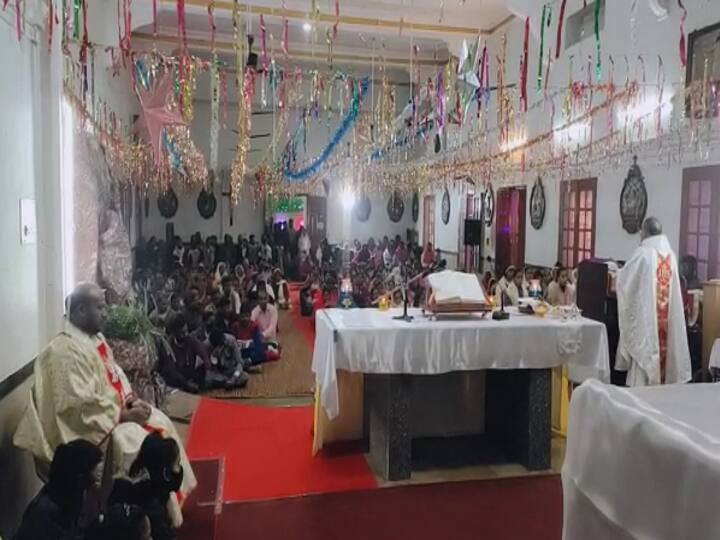 Merry Christmas: Christmas celebrated with pomp in the Catholic Church of Nawada Bihar people lit candles and prayed to Jesus Christ ann Merry Christmas: बिहार के नवादा के कैथोलिक चर्च में धूमधाम से मना क्रिसमस, लोगों ने कैंडल जलाकर यीशु मसीह से की प्रार्थना