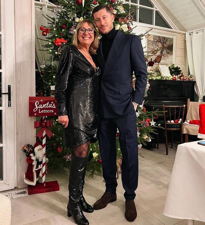 পোল্যান্ড নক আউট থেকে ছিটকে গিয়েছিল। তবে নজর কেড়ে নিয়েছিলেন রবার্ট লেয়নডস্কি। আপাতত তিনি পরিবারের সঙ্গে বড়দিনের ছুটি কাটাচ্ছেন।