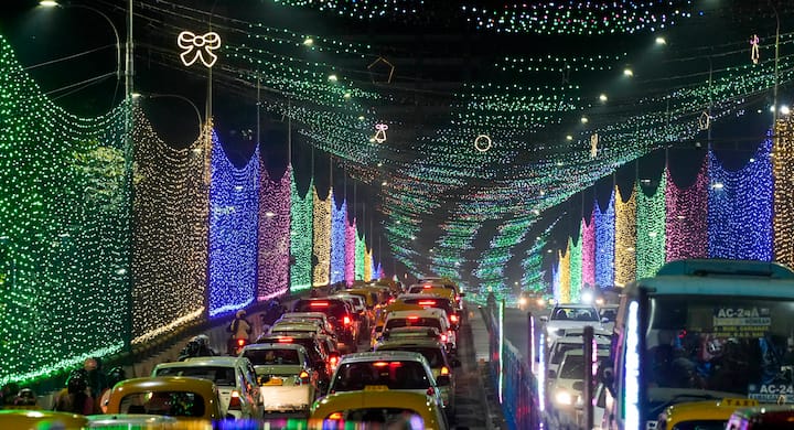 উৎসবের আবহ মনে করিয়ে দিচ্ছিল পুজোর অষ্ঠমীর কলকাতার কোনও নামী পুজোর প্যান্ডেলের কথা।