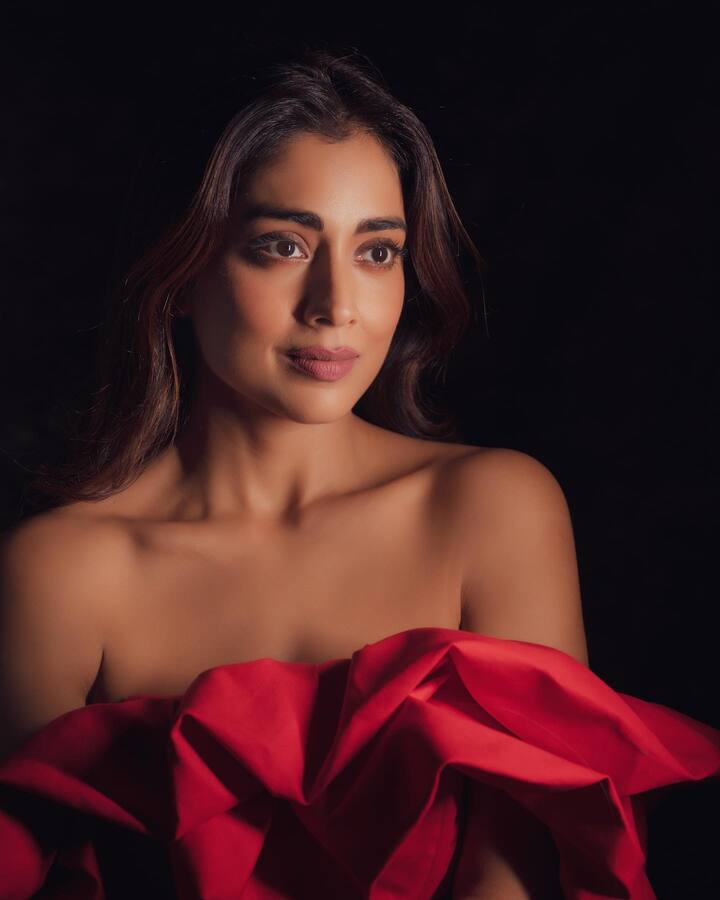 టాలీవుడ్ సీనియర్ హీరోయిన్ శ్రియా శరణ్ తల్లయ్యాక కూడా మరింత అందంగా మెరుస్తోంది. -Image Credit: Shriya Saran/Instagram