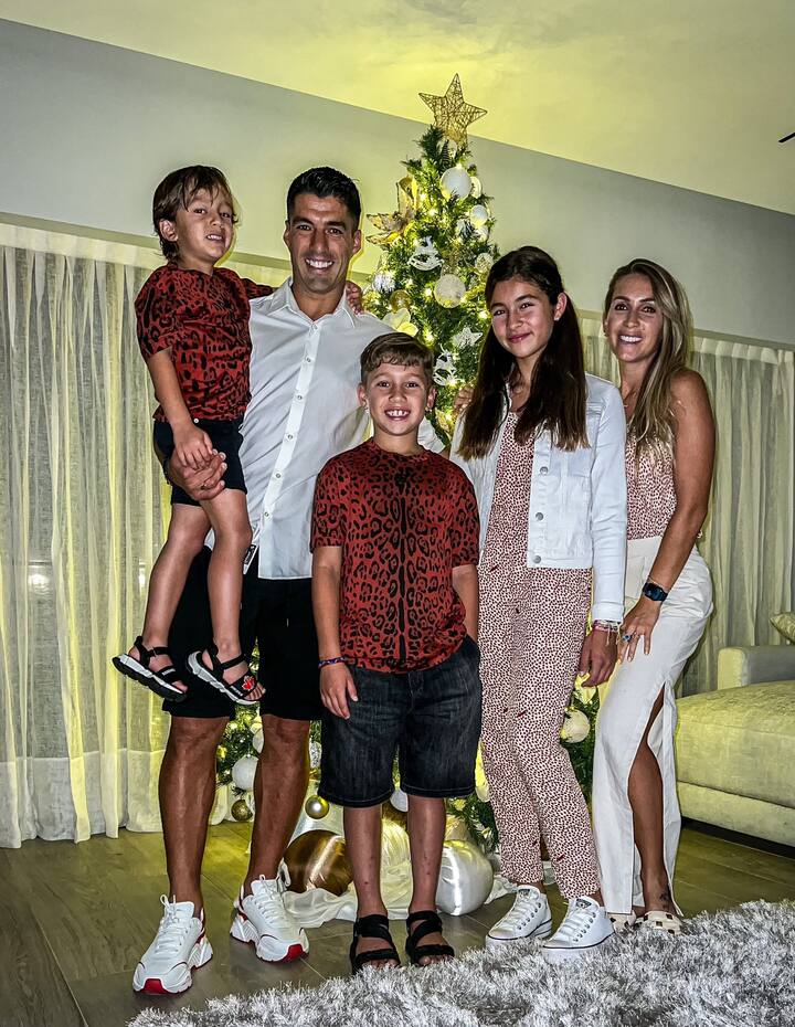 উরুগুয়ের তারকা লুইস সুয়ারেজও রয়েছেন উৎসবের মেজাজে। তিনি সপরিবার ছবি পোস্ট করে শুভেচ্ছাবার্তা জানিয়েছেন।