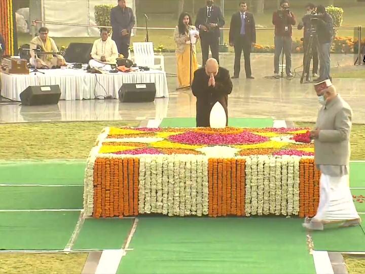 Vice President of India, Jagdeep Dhankhar joined his hands and bowed his head in respect after paying floral tribute. (Image Source: Twitter/@ANI)