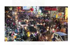 ख्रिसमसला पुणेकरांची गर्दी, एएमजी रोडवर वाहनांच्या रांगा