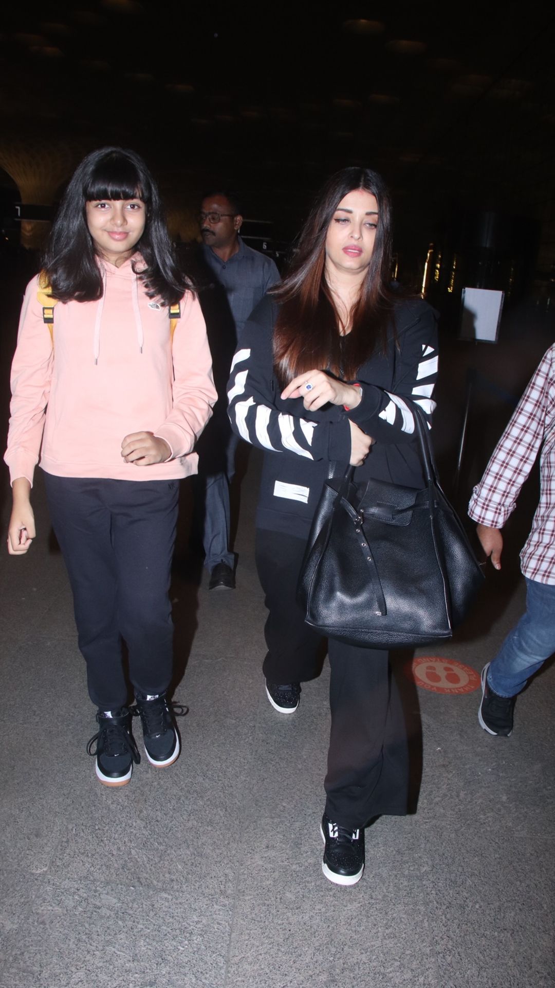 Aishwarya Rai Bachchan And Abhishek Bachchan With Daughter Spotted