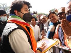 ज्योतिरादित्य सिंधिया ने मंत्री को अपने हाथों से पहनाई चप्पल, प्रद्युमन सिंह तोमर इसलिए चल रहे थे नंगे पैर