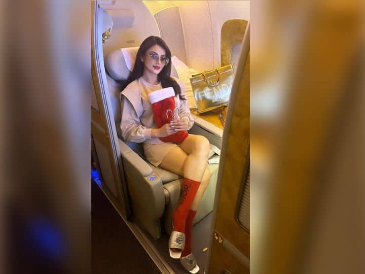 Urvashi Rautela: उर्वशी ने क्रिसमस के मौके पर बोल्ड आउटफिट में तस्वीरें शेयर की हैं. अगर आपकी अभी तक पार्टी में जाने के लिए ड्रेस डिसाइड नही हुई हैं तो आप एक्ट्रेस के लुक से इंस्पिरेशन ले सकते हैं.