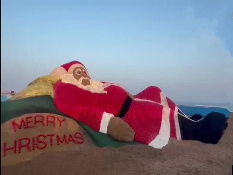 Christmas 2022 Odisha Sand Artist Sudarsan pattnaik Creates Santa Claus Sculpture with 1500 kg tomatoes See Pic Christmas 2022 : 1500 கிலோ தக்காளியை கொண்டு பிரம்மாண்டமாக சாண்டா தாத்தா சிற்பம்!