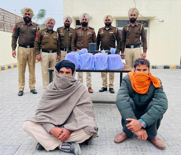 PUNJAB POLICE ARRESTS TWO KINGPINS OF TRANS-BORDER NARCOTIC SMUGGLING CARTEL 10KG HEROIN, HI-TECH DRONE RECOVERED ਪੰਜਾਬ ਪੁਲਿਸ ਵੱਲੋਂ ਸਰਹੱਦ ਪਾਰੋਂ ਨਸ਼ਿਆਂ ਦੀ ਤਸਕਰੀ ਕਰਨ ਵਾਲੇ ਗਿਰੋਹ ਦੇ ਦੋ  ਮੁੱਖ ਦੋਸ਼ੀ ਗ੍ਰਿਫਤਾਰ; 10 ਕਿਲੋ ਹੈਰੋਇਨ, ਹਾਈਟੈਕ ਡਰੋਨ ਬਰਾਮਦ