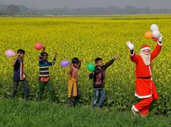 Christmas Celebration : मेरी ख्रिसमस... देशभरात नाताळचा उत्साह, चर्चमध्ये आकर्षक रोषणाई