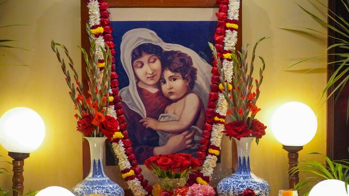 সন্ধ্যা আরতির পর মূল মন্দিরের ডান দিকে প্রভু যিশুর ছবির সামনে ফুল,মালা ধূপ ধুনো কেক, পেস্ট্রি, চকলেট, মিষ্টি ইত্যাদি দিয়ে পুজো নিবেদন করা হয়। একই সঙ্গে এই দিনই যিশুখ্রিস্টের জীবনী এবং তার বার্তারও বর্ণনা করা হয়।