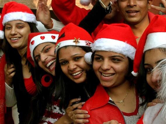 Christmas 2022: સમગ્ર વિશ્વમાં ક્રિસમસનો તહેવાર ધામધૂમથી ઉજવવામાં આવી રહ્યો છે. ભારતમાં પણ નાતાલની ઉજવણી કરવામાં આવી હતી. બજારો અને ચર્ચોમાં લોકોની ભીડ જોવા મળી હતી. તસવીરોમાં જુઓ ક્રિસમસની ઉજવણી.