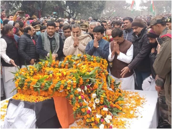 meerut last rites of martyr lokesh kumar performed at his village minister sanjeev balyan reached to pay tribute ann Sikkim Road Accident: नम आंखों से दी गई शहीद लोकेश कुमार को विदाई, अतिम यात्रा में मंत्री संजीव बालियान भी हुए शामिल
