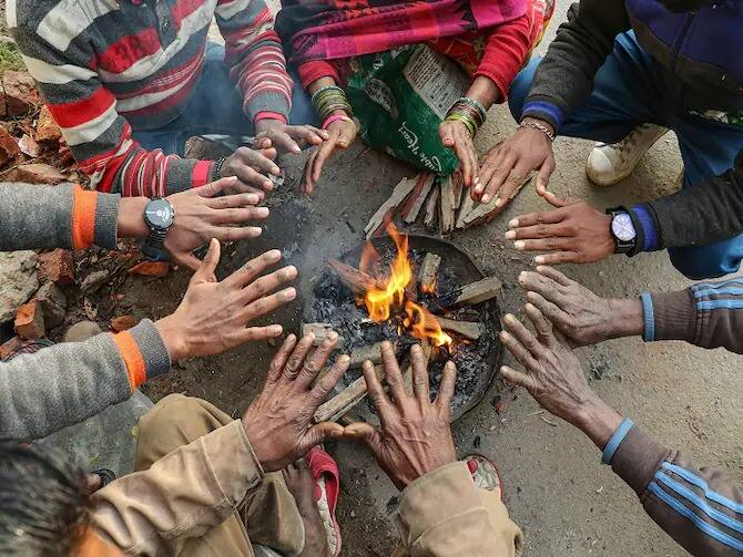 ਉੱਤਰੀ ਭਾਰਤ ਦੇ ਸਾਰੇ ਰਾਜਾਂ ਵਿੱਚ ਕੜਾਕੇ ਦੀ ਠੰਢ ਜਾਰੀ ਹੈ। ਪਹਾੜਾਂ 'ਤੇ ਬਰਫਬਾਰੀ ਕਾਰਨ ਕਈ ਵੱਡੇ ਸ਼ਹਿਰਾਂ 'ਚ ਘੱਟੋ-ਘੱਟ ਤਾਪਮਾਨ ਸਿੰਗਲ ਡਿਜਿਟ 'ਤੇ ਪਹੁੰਚ ਗਿਆ ਹੈ।