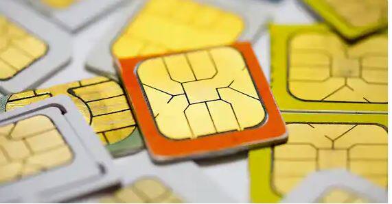 ਸਿਮ 'ਤੇ ਮਾਈਕ੍ਰੋਚਿੱਪ ਹੈ, ਜਿਸ ਦਾ ਡਿਜ਼ਾਈਨ ਵੀ ਸਿਮ ਕਾਰਡ ਵਾਂਗ ਖਾਸ ਹੈ। ਜੇਕਰ ਚਿਪ ਨੂੰ ਧਿਆਨ ਨਾਲ ਦੇਖਿਆ ਜਾਵੇ ਤਾਂ ਇਹ ਕਈ ਹਿੱਸਿਆਂ 'ਚ ਵੰਡਿਆ ਹੋਇਆ ਹੈ। ਇਸ ਵਿੱਚ ਹਰੇਕ ਹਿੱਸੇ ਦਾ ਇੱਕ ਵੱਖਰਾ ਕੰਮ ਹੁੰਦਾ ਹੈ ਅਤੇ ਇਸਦਾ ਇੱਕ ਨਾਮ ਵੀ ਹੁੰਦਾ ਹੈ। ਭਾਗਾਂ ਨੂੰ GND, VPP, I/O, ਵਿਕਲਪਿਕ ਪੈਡ, ਘੜੀ, ਰੀਸੈਟ, ਅਤੇ VCC ਕਿਹਾ ਜਾਂਦਾ ਹੈ।