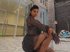 PHOTO : बोल्ड, ग्लॅमरस आणि क्लासी; कनिका मान फोटोत दिसतेय सेक्सी..