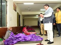 देहरादून: अचानक रैन बसेरों का निरीक्षण करने पहुंचे सीएम पुष्कर सिंह धामी, जरुरतमंदों को बांटे कंबल