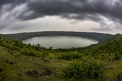 Photo : लोणार सरोवराच्या पाणी पातळीत मोठी वाढ, पुरातन मंदिरे पाण्यात