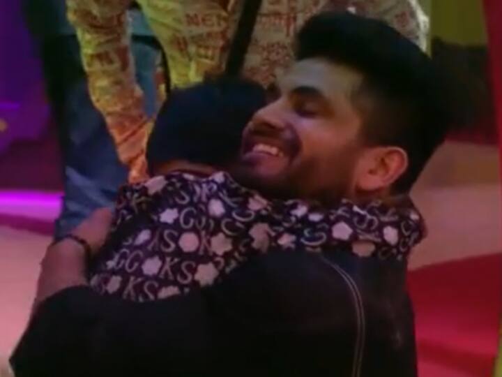 Bigg Boss 16 Comeback abdu rozik: 'बिग बॉस 16' अब्दु रोजि़क की हुई घर में वापसी, खुशी से शिव ने लगाया गले Bigg Boss 16 Abdu Rozik returns home to Bigg Boss and Shiv happily hugs him Bigg Boss 16 Comeback abdu rozik: 'बिग बॉस 16' अब्दु रोजि़क की हुई घर में वापसी, खुशी से शिव ने लगाया गले