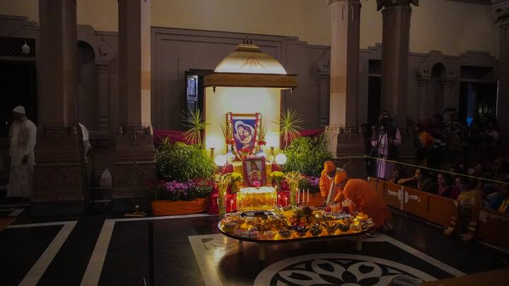 ১৮৮৬ সালের ১৬ অগষ্ট, ঠাকুর শ্রী শ্রী রামকৃষ্ণ দেবের মহাপ্রয়ানের এক সপ্তাহ পর স্বামী বিবেকানন্দ তাঁর অন্যান্য গুরু ভাইদের সঙ্গে হুগলির আটপুরে গিয়েছিলেন স্বামী প্রেমানন্দজী বা বাবুরাম মহারাজের বাড়িতে।