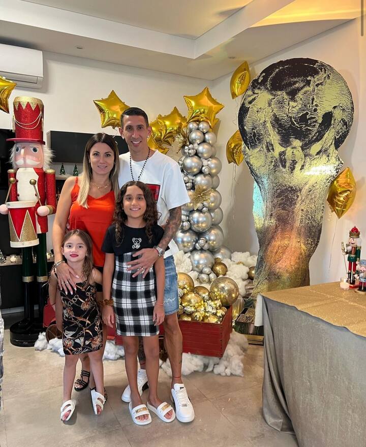 সদ্য বিশ্বকাপ জিতে ফিরেছেন। ফ্রান্সের বিরুদ্ধে ফাইনালে গোলও করেছিলেন। আর্জেন্তিনার তারকা অ্যাঙ্খেল দি মারিয়া স্ত্রী, সন্তানদের সঙ্গে বড়দিন কাটালেন খোশমেজাজে।