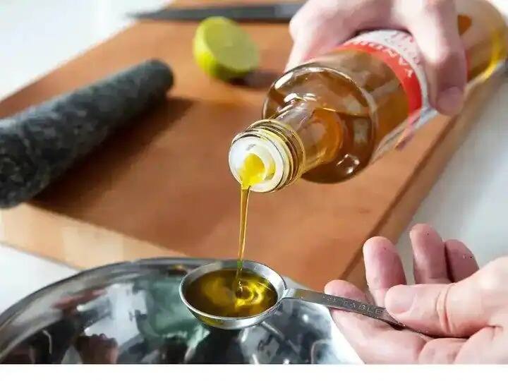 Applying Oil Before Bath: If you are bothered by dry skin in winter, apply oil like this before taking a bath, you will get benefit. Applying Oil Before Bath : ਸਰਦੀਆਂ 'ਚ ਡ੍ਰਾਈ ਸਕਿਨ ਤੋਂ ਹੋ ਪਰੇਸ਼ਾਨ ਤਾਂ ਨਹਾਉਣ ਤੋਂ ਪਹਿਲਾਂ ਇਸ ਤਰ੍ਹਾਂ ਲਗਾਓ ਤੇਲ, ਮਿਲੇਗਾ ਫਾਇਦਾ