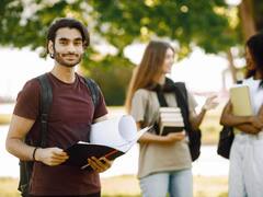 Government Scheme: सरकार छात्रों को रहने-खाने के लिए देती है 50 हजार से ज्यादा की रकम, जानें आप कैसे ​ले सकते हैं लाभ