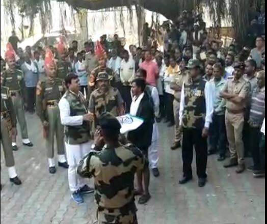 BSF jawan killed in Chaklasi village CRIME NEWS: નડિયાદમાં 7 લોકોએ ભેગા મળી BSF જવાનની કરી કરપીણ હત્યા, સેનાના જવાનોએ ગાર્ડ ઓફ ઓનર સાથે આપી અંતિમ વિદાઈ