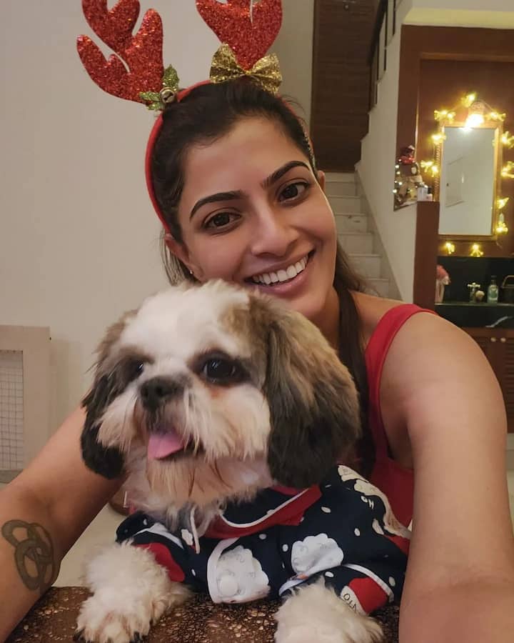 హీరోయిన్ గా కన్నా నెగిటివ్ పాత్రలతోనే ఎక్కువ పేరు తెచ్చుకుంది వరలక్ష్మి శరత్ కుమార్. తెలుగు తమిళంలో వరుస మూవీస్ చేస్తూ దక్షిణాది సినీ ప్రియుల్ని ఆకట్టుకుంటోంది.