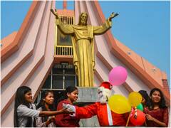Christmas 2022: चर्च से बाजारों तक भीड़ ही भीड़... देशभर में धूमधाम से मनाया गया ईसा मसीह का बर्थडे, देखिए जश्न की तस्वीरें