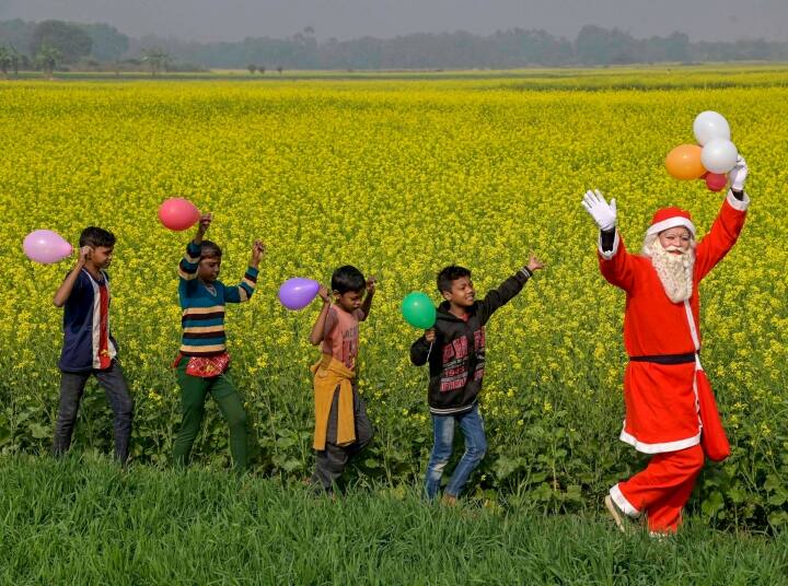 Christmas Celebration: आज (25 दिसंबर) देश-दुनिया में ईसाई पर्व क्रिसमस मनाया जा रहा है. क्रिसमस डे की पूर्व संध्या पर भारी संख्या में लोग अपने दोस्तों और परिवारवालों के साथ चर्च आदि जगहों पर पहुंचे.