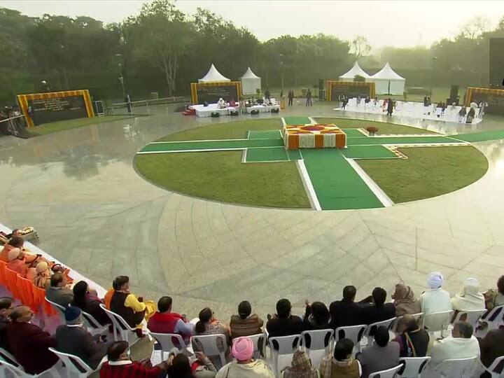 Many people were gathered on this special occasion to witness leaders paying respect to Vajpayee on his birth anniversary. (Image Source: Twitter | @ANI)