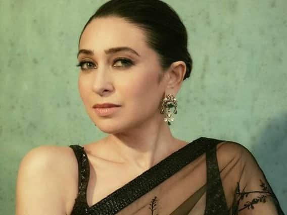 Karisma Kapoor Christmas outfit: કપૂર પરિવાર દર વર્ષે સાથે મળીને ક્રિસમસની ઉજવણી કરે છે. આ વર્ષે પણ આ સુંદર નજારો જોવા મળ્યો.