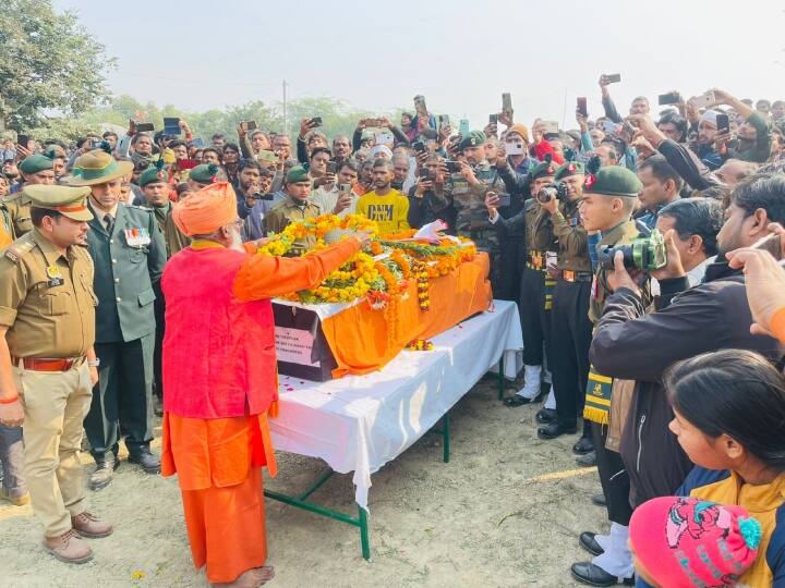 Unnao Sakshi Maharaj martyr farewell Shyam Singh Yadav many leaders and officers come in UP ANN Sikkim Accident: नम आंखों से हुई शहीद श्याम सिंह यादव की विदाई, साक्षी महराज समेत कई नेता अंतिम यात्रा में पहुंचे