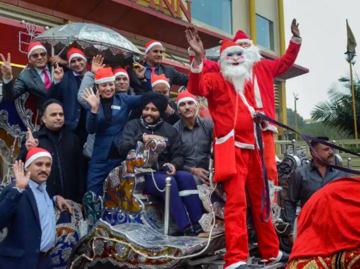 christmas celebrated with pomp in delhi crowd in malls and markets raised concern about corona Christmas 2022: દિલ્હીમાં શાનદાર રીતે કરાઈ ક્રિસમસની ઉજવણી