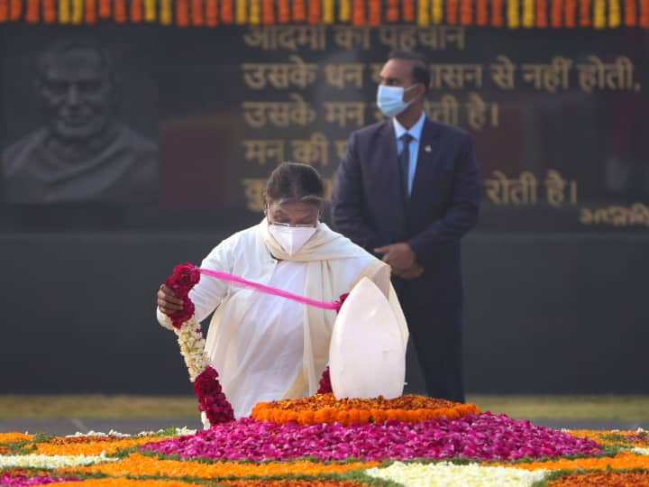 भारत के पूर्व प्रधानमंत्री अटल बिहारी वाजपेयी की आज 98वीं जयंती है. इस मौके पर देश के राष्ट्रपति द्रौपदी मुर्मू से लेकर प्रधानमंत्री नरेंद्र मोदी ने श्रद्धांजलि अर्पित की.