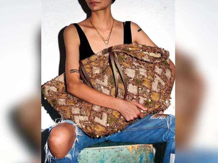 Sabyasachi Launches India Tote handbag Collection users comment on this post सब्यसाची ने बनाया बोरे जितना बड़ा हैंडबैग... देखने वालों ने कहा- इसमें तो पूरा इंसान आ जाए...