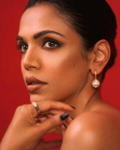 PHOTO: काळ्या गाऊनमध्ये श्रिया पिळगावकर स्टनिंग लूक, फोटो पाहा!