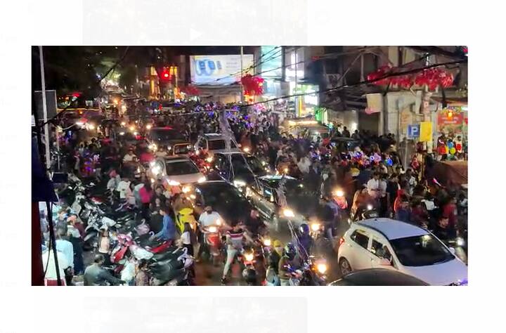 पुण्यातील अनेक रस्त्यावर विद्युत रोषणाई करण्यात आलेली आहे.